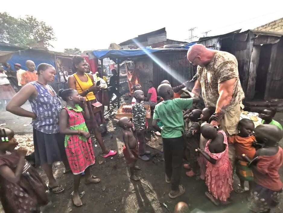 Childers Freund Jan Karras hilft Waisenkindern in Uganda.