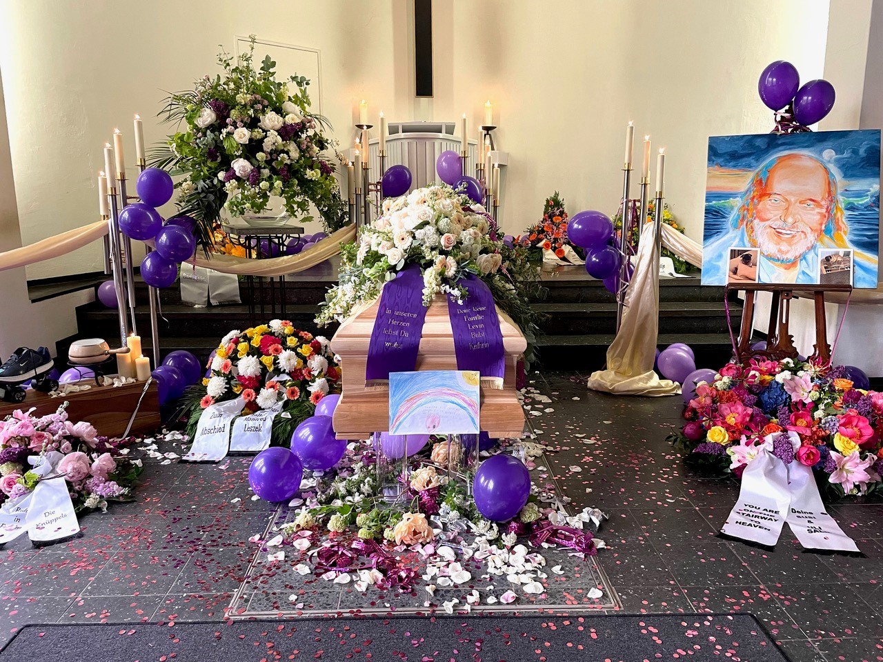 Bunte Blumenkränze und lila Luftballons zieren Hans Böhrs’ Sarg in der Kapelle auf dem Friedhof Diebsdeich in Hamburg.