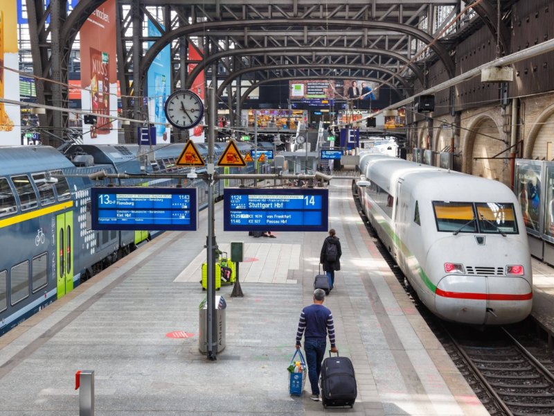 ICE am Hauptbahnhof Hamburg.jpg