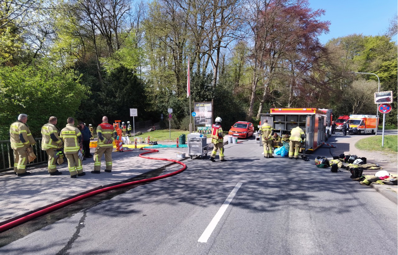 Die Feuerwehr steht in der Nähe der Freilichtbühne in Lübeck, wo es einen Zwischenfall gegeben hat.