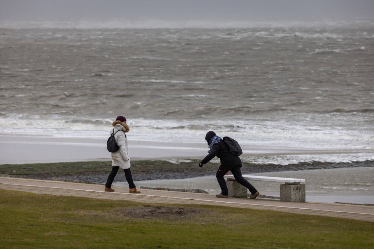 Menschen kämpfen sich durch das Sturmtief Zeynep an der Nordsee im Februar 2022.