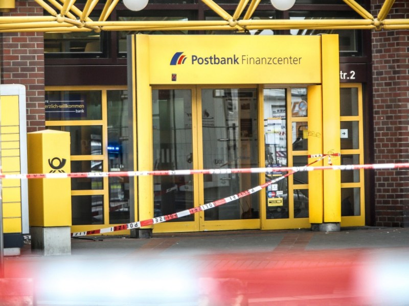 Vor einer Postbank-Filiale in Hamburg stehen Kunden immer wieder vor geschlossenen Türen (Symbolfoto)., Eingang zu den Karl Schneider Passagen in Hamburg-Eimsbüttel.