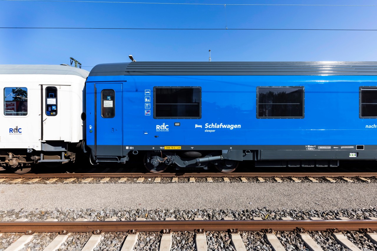 Reisende können es sich auf dem Weg nach Sylt auch in einem Schlafwagen gemütlich machen. 