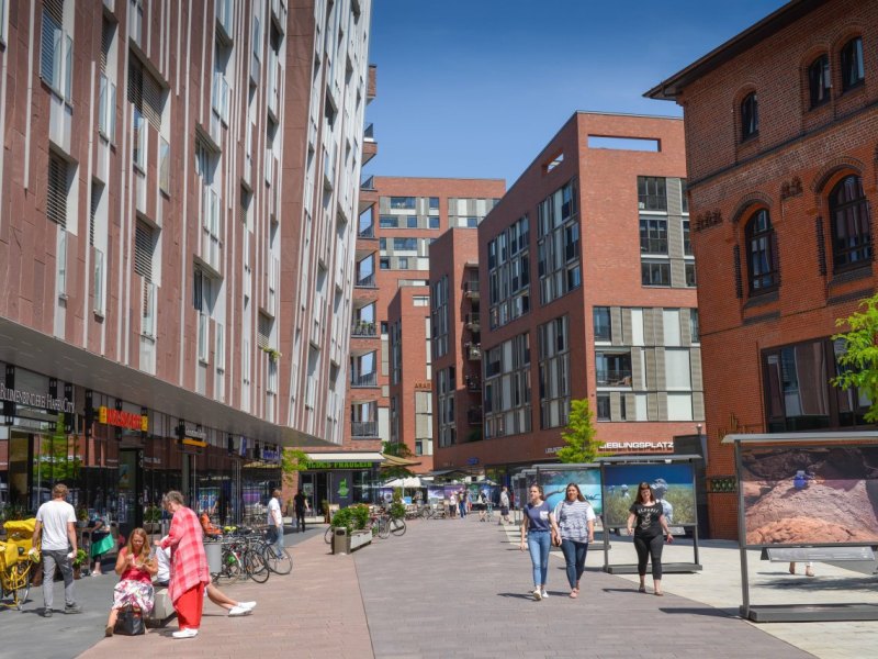 Überseeboulevard in der Hamburger Hafencity.jpg