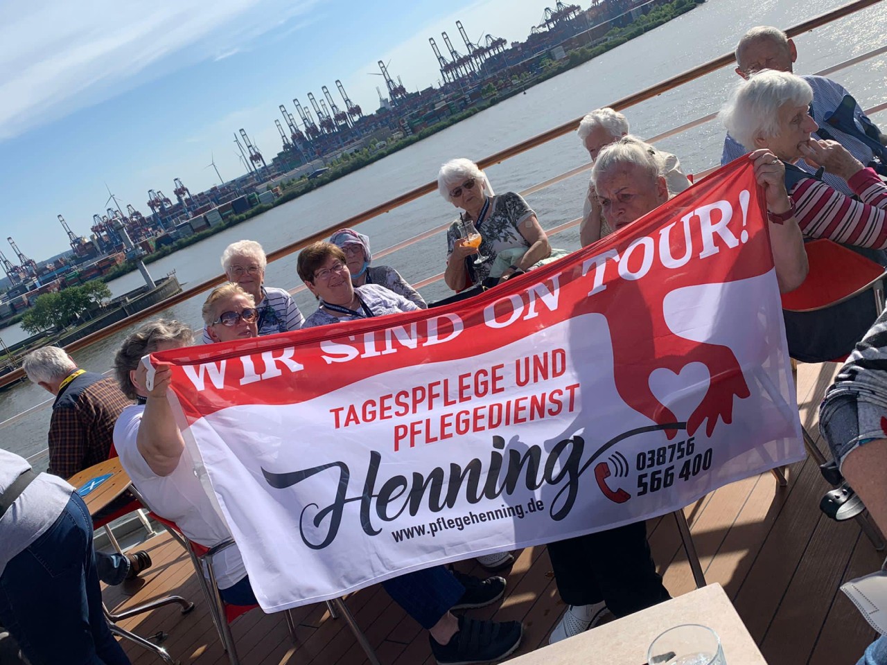 "Wir sind on Tour!", heißt es auf der Fahne, die die Reisegruppe des Pflegedienst Henning auf jeder Aida-Reise dabei hat.