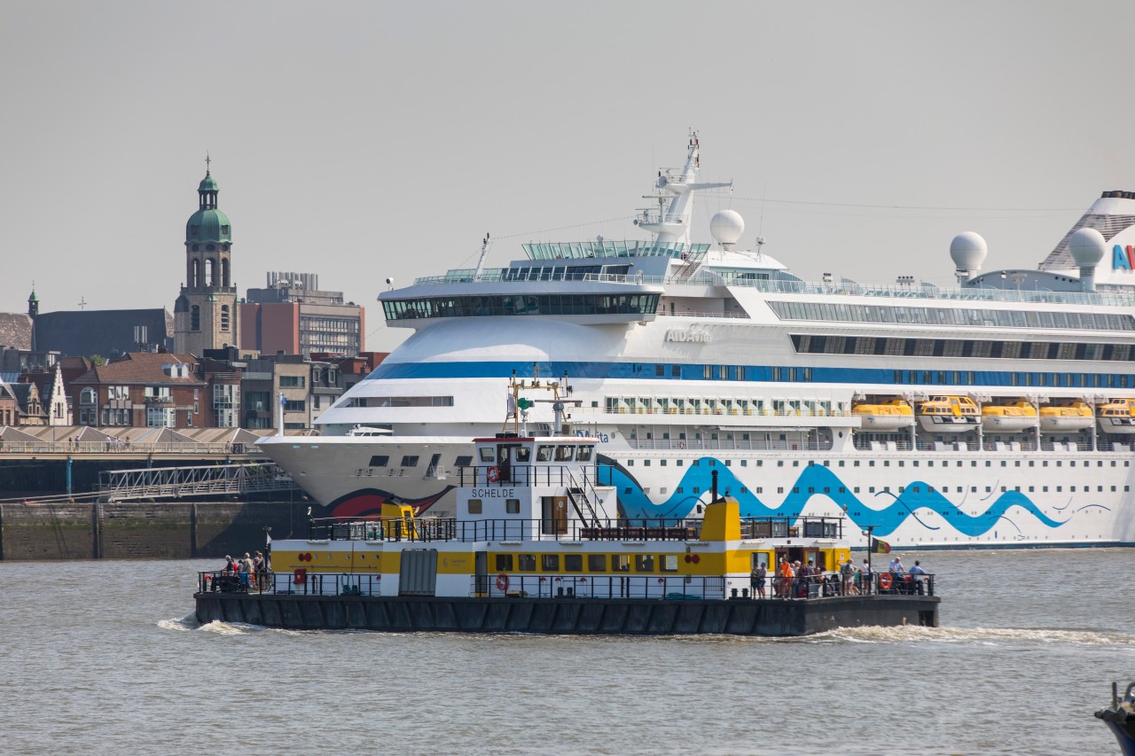 Die „Aida Vita“ liegt vor Anker. (Archivbild)