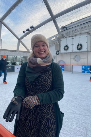 Die Alleinreisende Aggi Hartmann in der Eisbahn der „Aida Prima“ während der Metropolen-Tour im Dezember 2021. 
