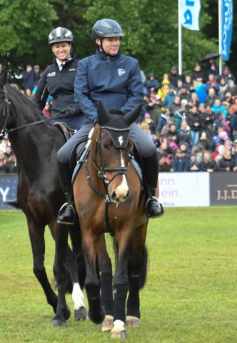 Wäre er mal auf dem Boden geblieben: Andy Grote (SPD, vorne) beim Deutschen Springderby im Mai.