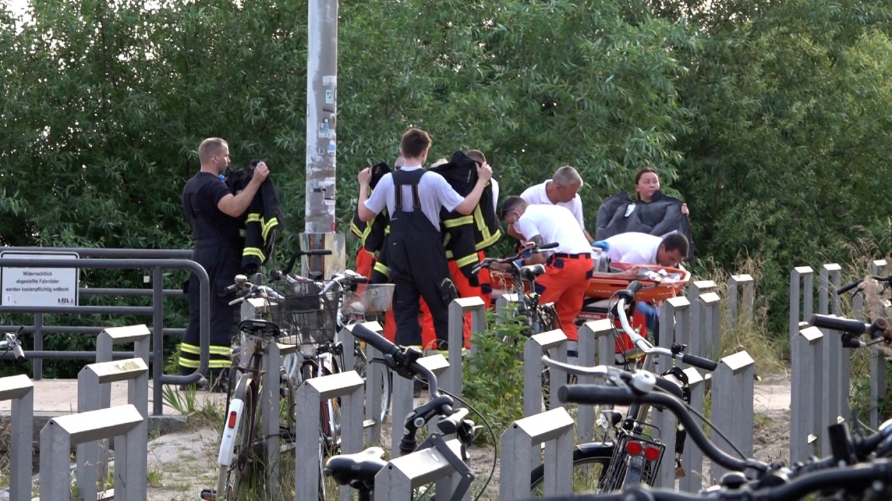 Hamburg Elbe: Rettungskräfte mit dem 13-jährigen Jungen.