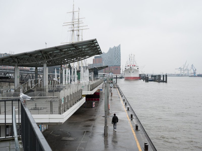 Hamburg Elbe Landungsbrücken.jpg