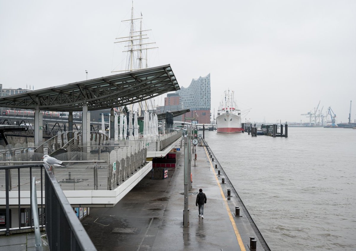 Hamburg Elbe Landungsbrücken.jpg