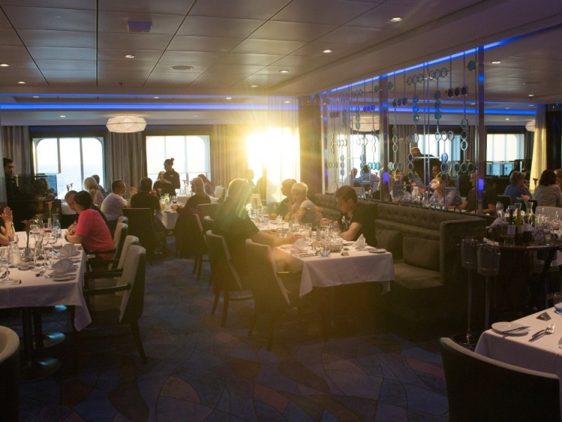 Gäste speisen in einem Restaurant an Bord des Kreuzfahrtschiffes „Mein Schiff 3“ (Archivfoto).