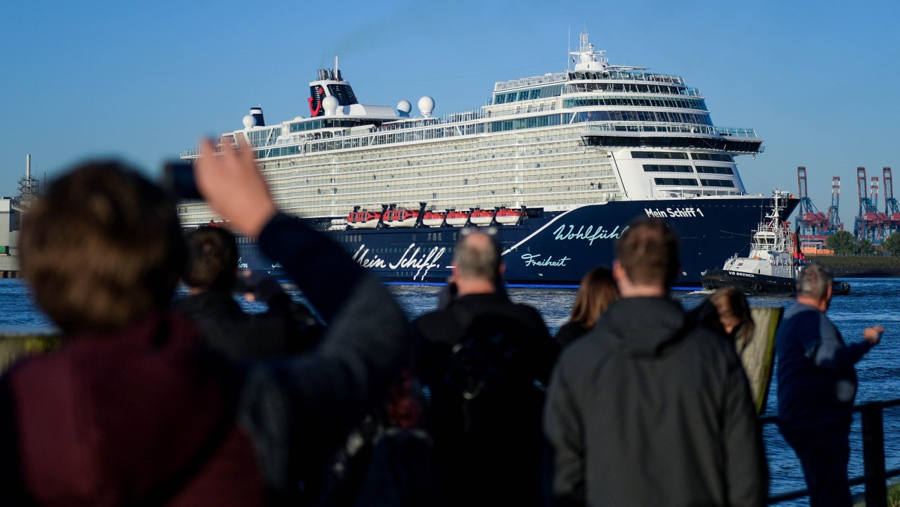 Hafenbesucher schauen bei strahlendem Sonnenschein auf das Einlaufen des Kreuzfahrtschiffes „Mein Schiff 1“ in Hamburg.