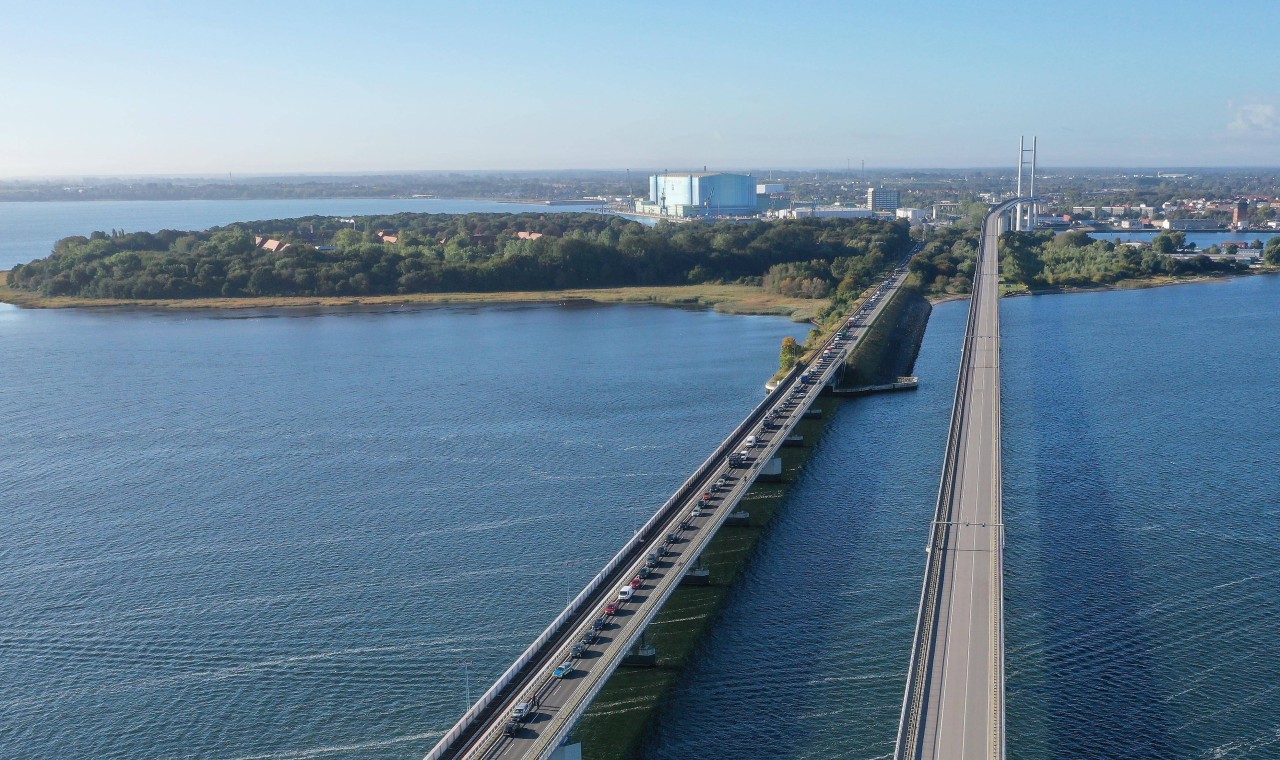 Der alte Rügendamm (links) verläuft parallel zur Rügen-Brücke.