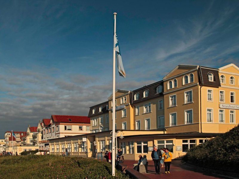 Wangerooge Strandpromenade Nordsee.jpg