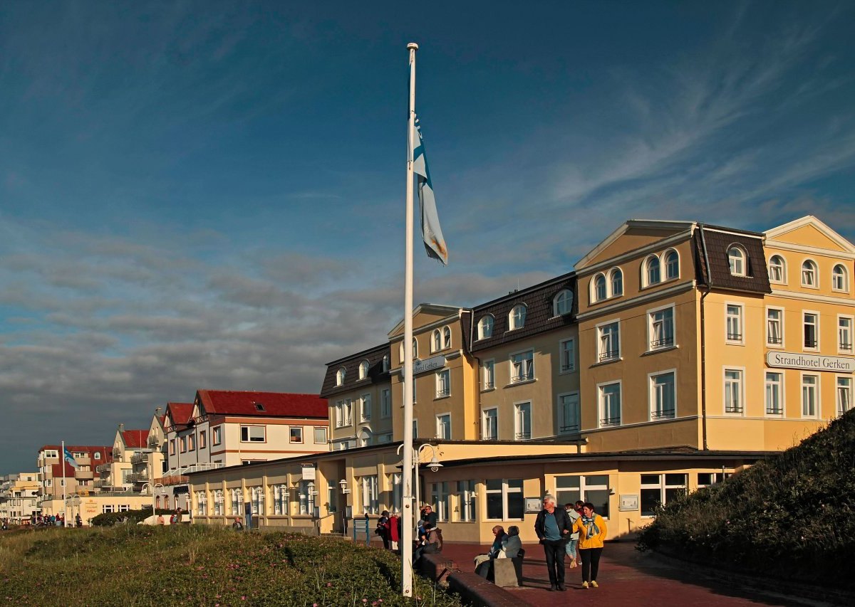 Wangerooge Strandpromenade Nordsee.jpg