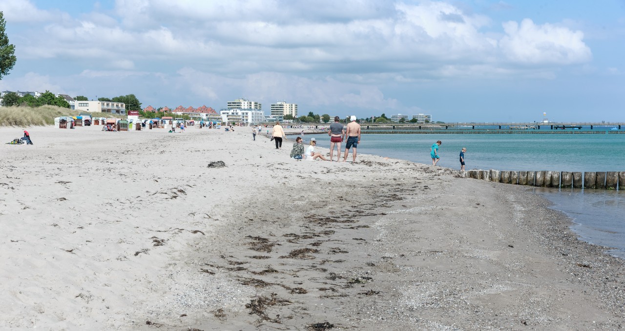 Blick auf den Ostseestrand bei Großenbrode in der nähe von Fehmarn.