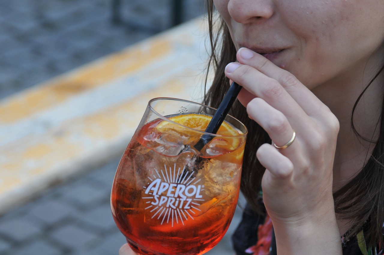 „Mein Schiff“: Eine Frau trinkt „Aperol Spritz“, das längst nicht nur auf Kreuzfahrt-Schiffen beliebt ist.