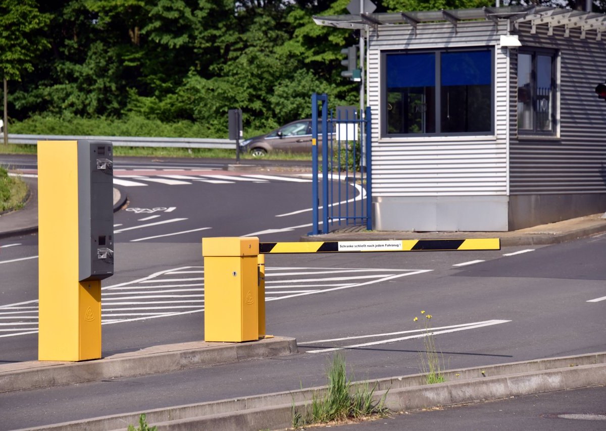 Rügen Parkplatz Schranke.jpg