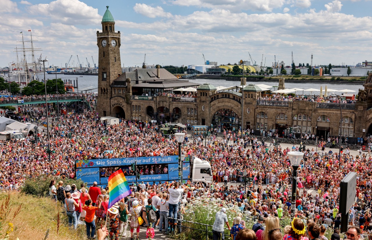 Teilnehmer des Schlagermoves ziehen in einer Schlagerkarawane durch den Stadtteil St. Pauli. Start und Ziel ist auf dem Heiligengeistfeld.