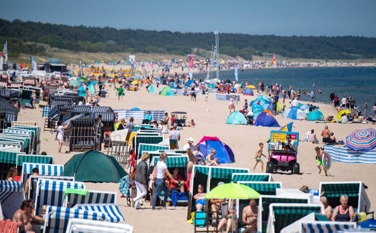 Urlauber und Tagesgäste nutzen das sonnige Wetter am Strand auf der beliebten Ostseeinsel Usedom.