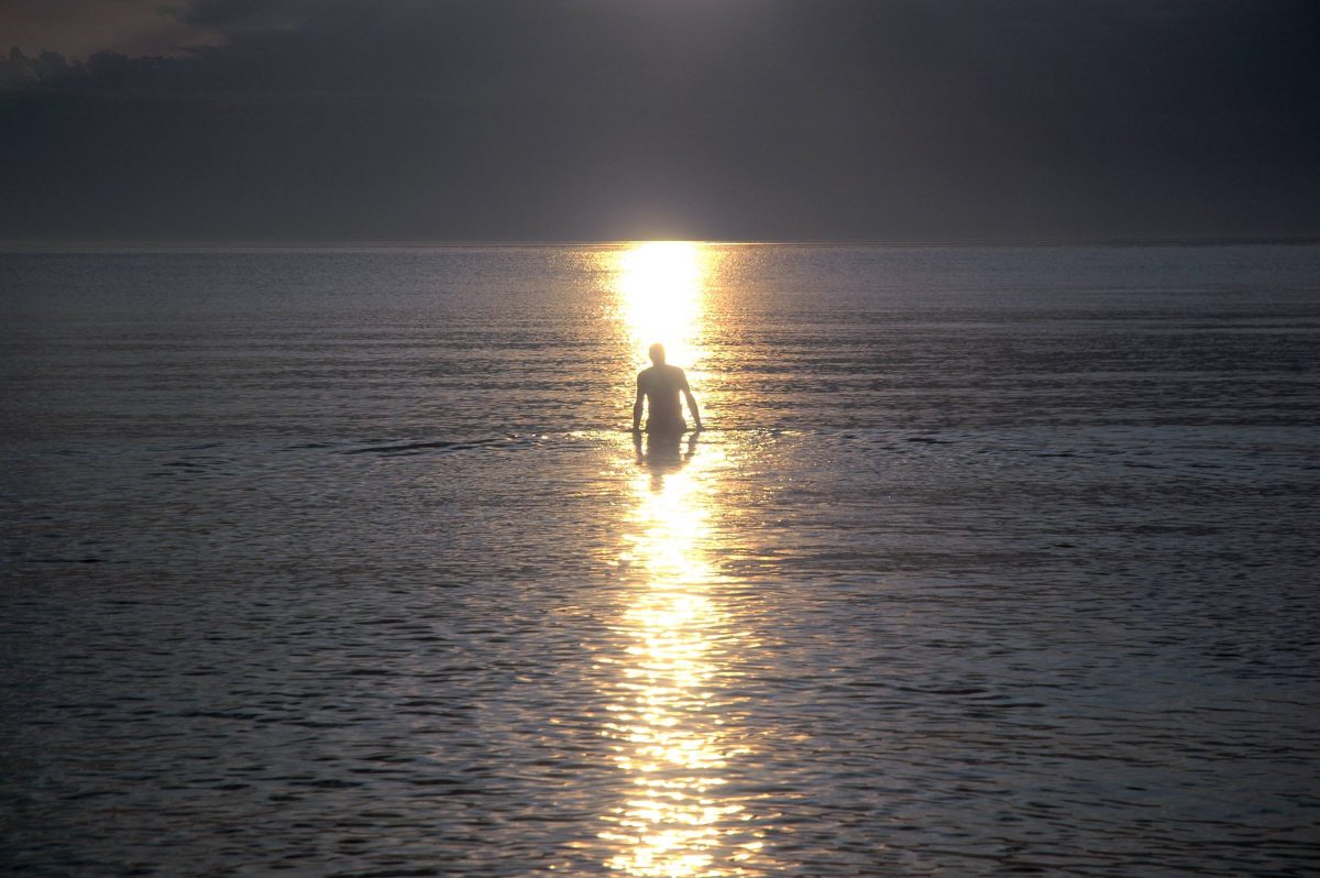 Ein Mann badet in der Ostsee (Symbolbild)