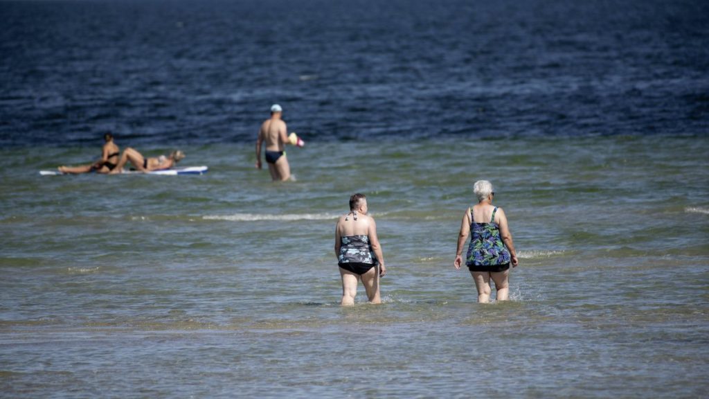 Badegäste am Ostseestrand (Archivbild)