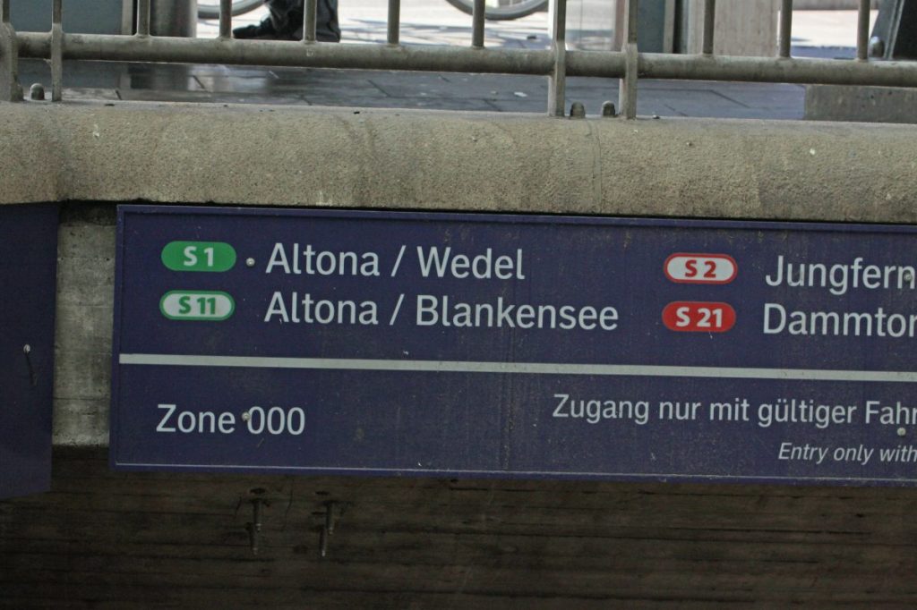 Hamburg Hauptbahnhof: Anstatt nach Blankenese ist der Ziel- und Endbahnhof der S 11 laut dieser Beschilderung Blankensee