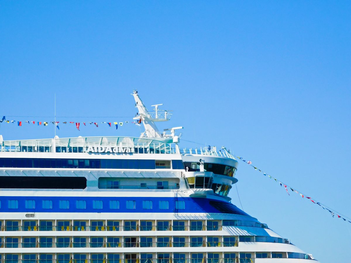 Aida-Schiff, Blick auf Brücke und Balkonkabinen