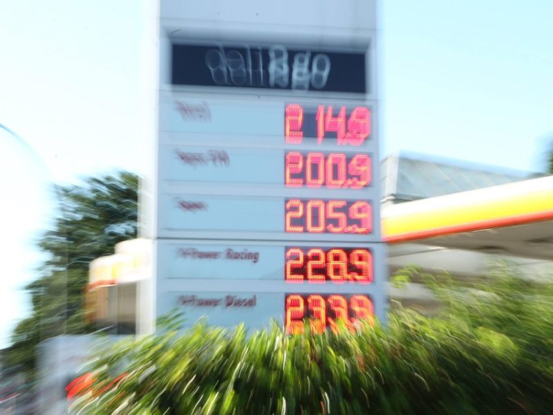 Preistafel mit den aktuellen Benzinpreisen vor der Shell-Tankstelle