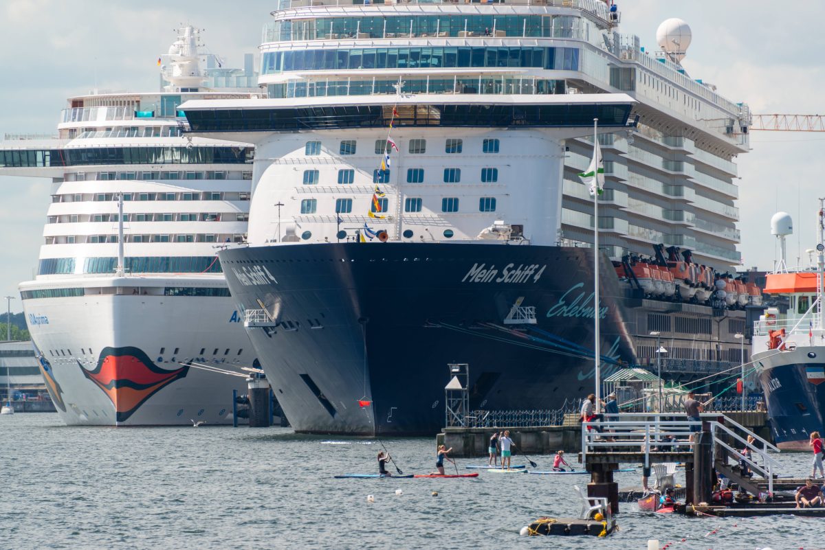 "Mein Schiff" und Aida im Hafen von Kiel