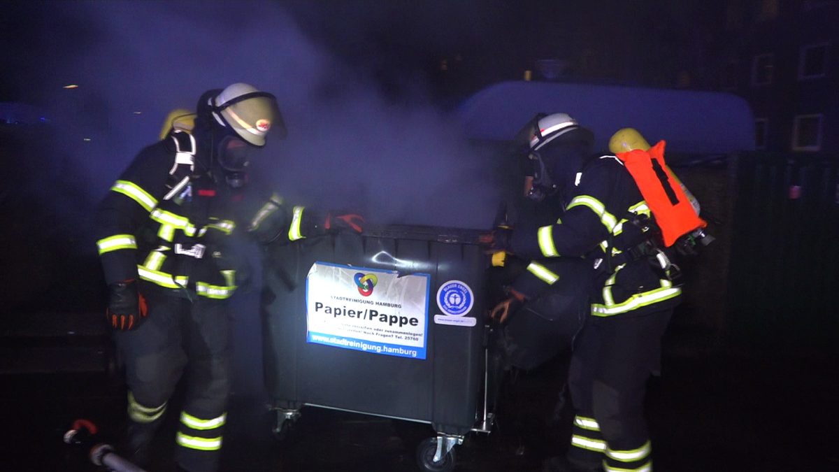 Die Feuerwehr am Einsatzort in Hamburg