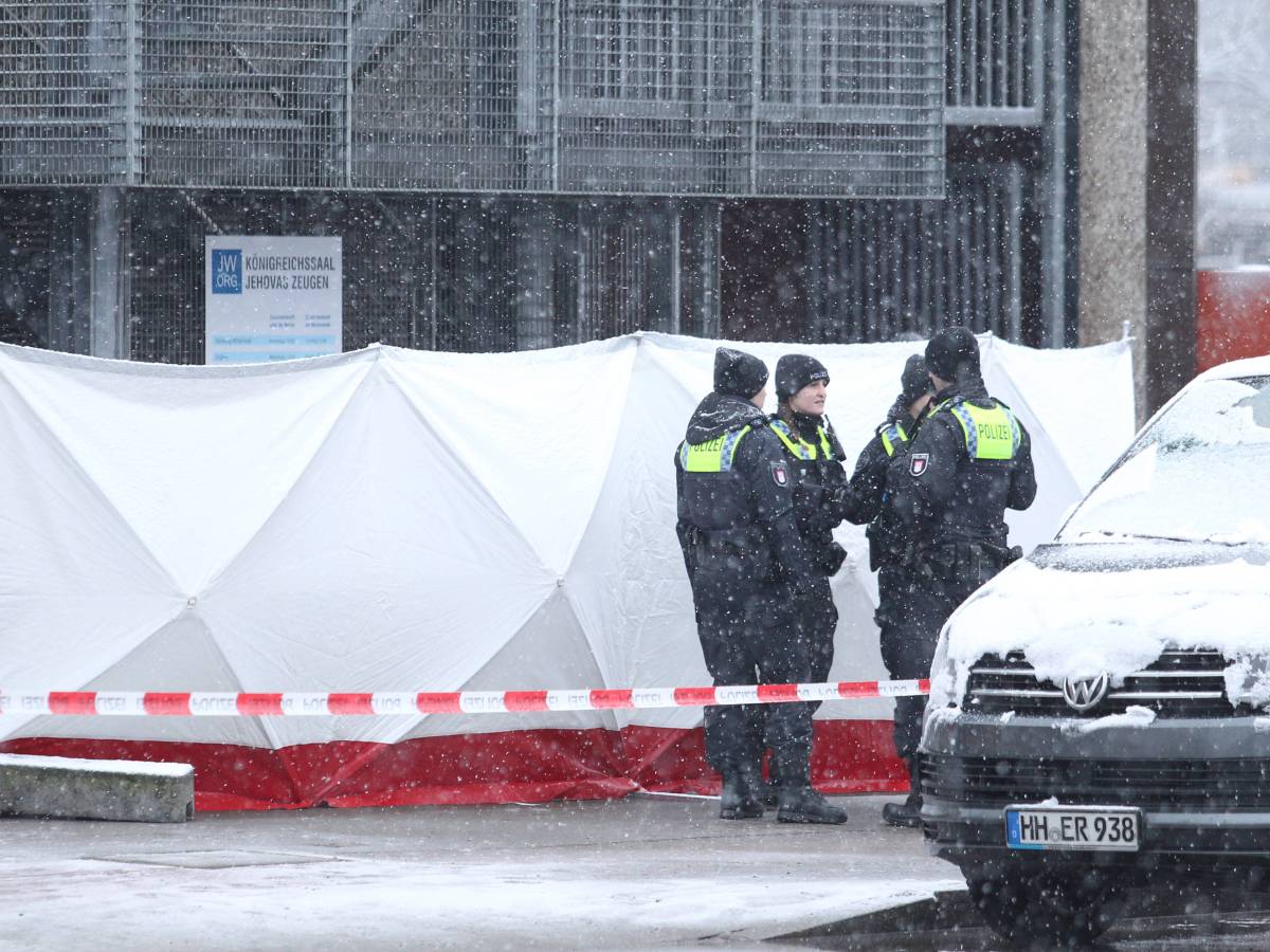 Die Polizei in Hamburg sichert den Tatort nach einem Blutbad in einer Kirche im Hamburger Norden.