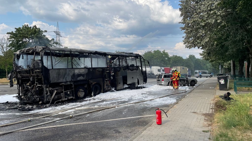 Reisebus brennt bei Hamburg.