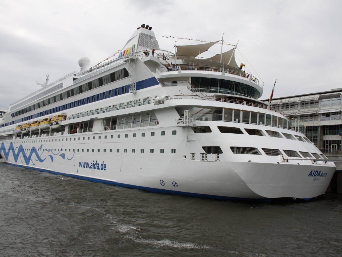 "Aida Aura" im Hamburger Hafen.