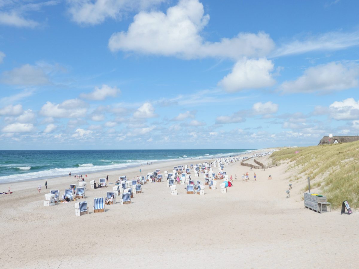 Der Nordseestrand vor Kampen auf der Insel Sylt.