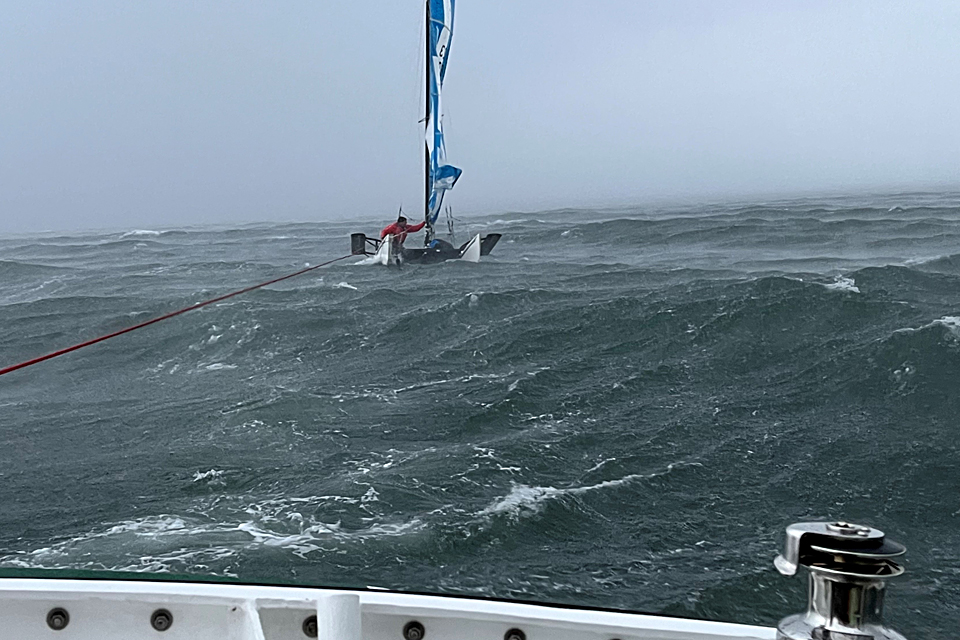 Das Seenotrettungsboot „KONRAD-OTTO" konnte die auf der Ostsee verunglückten Segler sicher an Land schleppen.