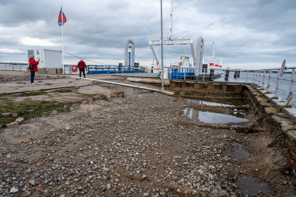 Die Rügen-Fähre, welche die Ostsee-Insel mit dem Festland verbindet ist in Folge des Sturms beschädigt worden.