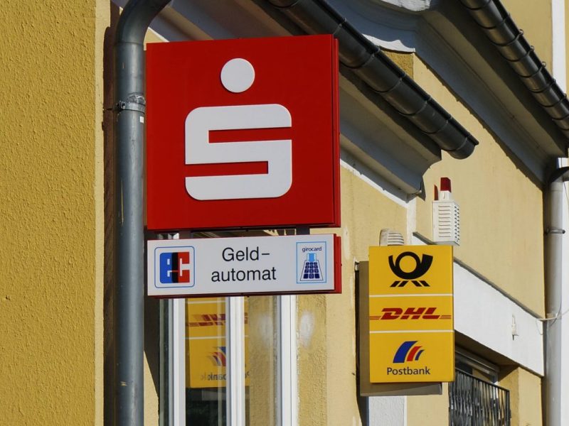 Sparkasse, Postbank & Co.: Bargeld feiert Comeback! HIER zahlst du mit Karte kräftig drauf