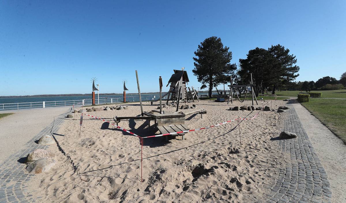 Mann vermutet Schäden an Spielplatz an der Ostsee-Küste.