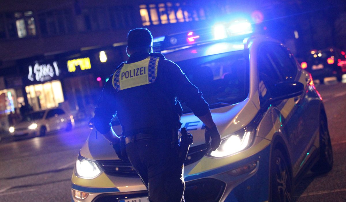 Blutiger Angriff in einer Geflüchteten-Unterkunft in Hamburg-Wilhelmburg! Dort kam es Dienstagnacht zu einer Messer-Attacke.