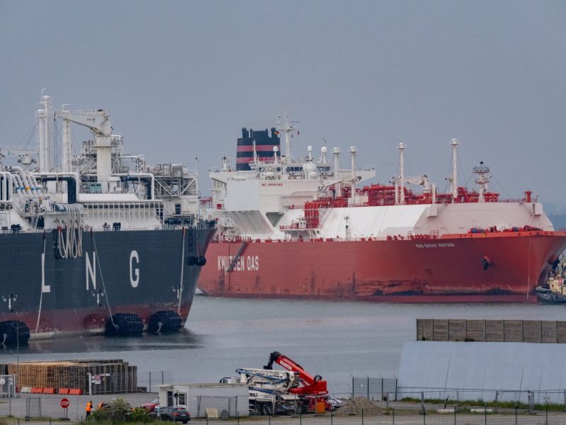 Die Kritik am LNG-Terminal auf Rügen an der Ostsee reißt nicht ab. Jetzt sollen es ein Brandbrief und gegebenenfalls weitere Strafanzeigen richten.