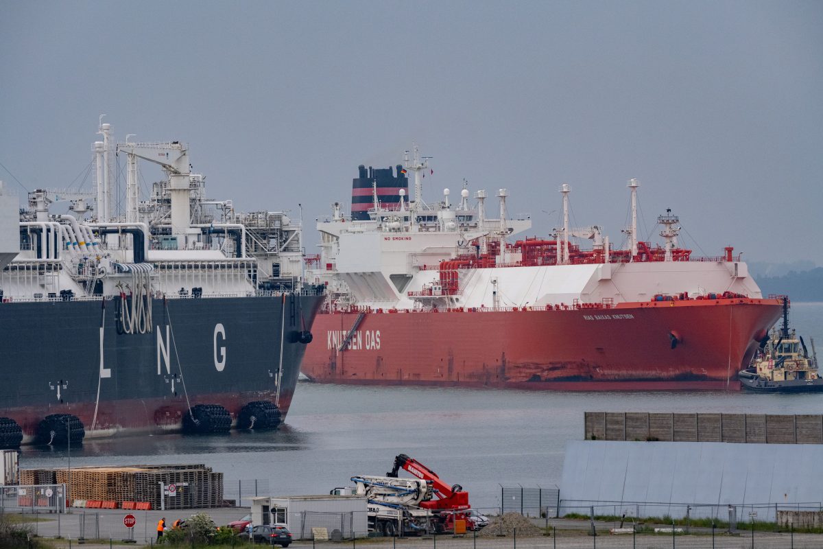 Die Kritik am LNG-Terminal auf Rügen an der Ostsee reißt nicht ab. Jetzt sollen es ein Brandbrief und gegebenenfalls weitere Strafanzeigen richten.