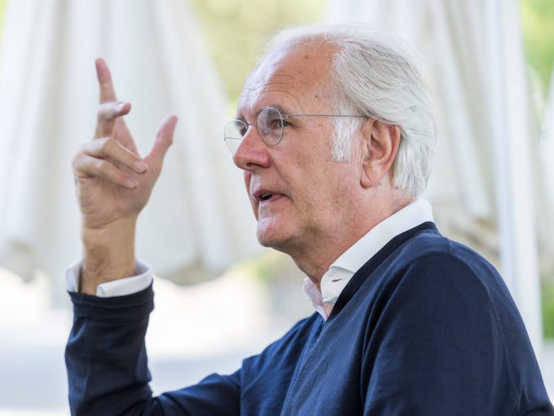 TV-Legende Harald Schmidt war nach eigener Aussage noch nie auf Sylt. Und das soll sich auch nicht ändern. Dennoch urlaubt er direkt nebenan.