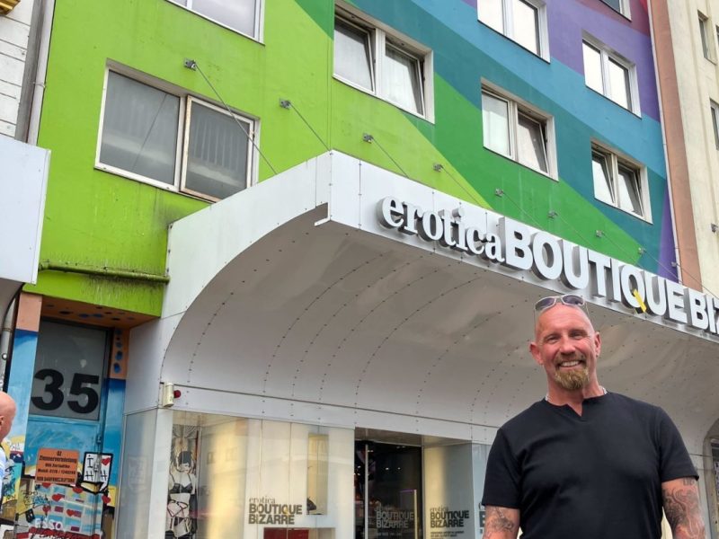 Olli vor dem regenbogenhaus