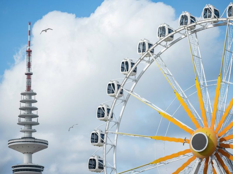 Hamburg: Dom mit Riesenrad und Fernsehturm
