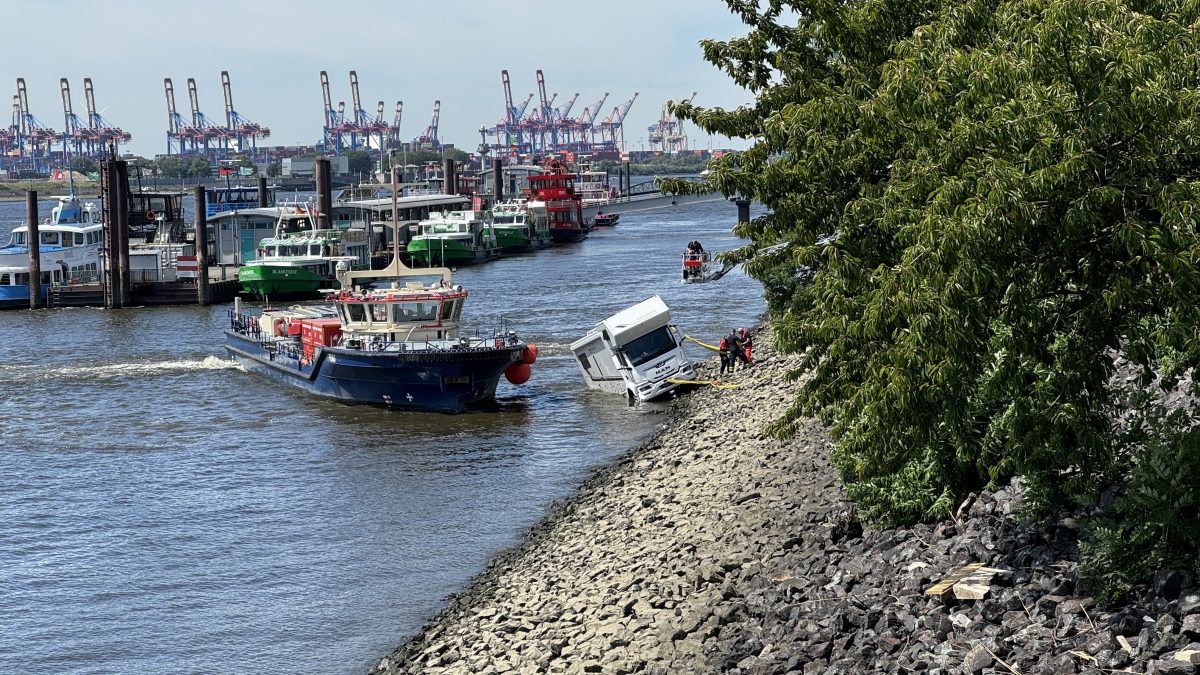 Ein Wohnmobil ist in der Elbe gelandet.