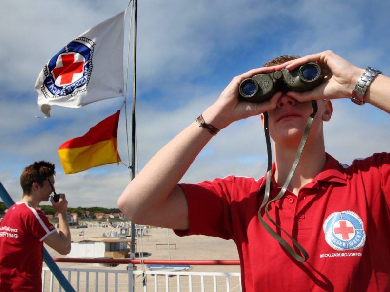 Für einen Mann kam nach einem Bade-Unfall an der Ostsee jede Hilfe zu spät.