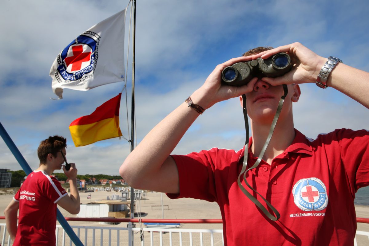 Für einen Mann kam nach einem Bade-Unfall an der Ostsee jede Hilfe zu spät.