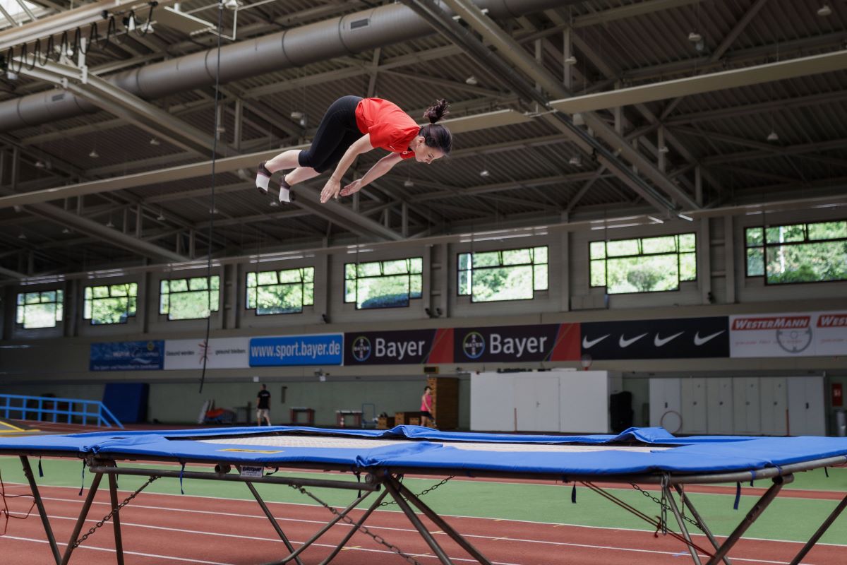 Annalena Baerbock zeigt ihre Trampolin-Künste in Leverkusen.